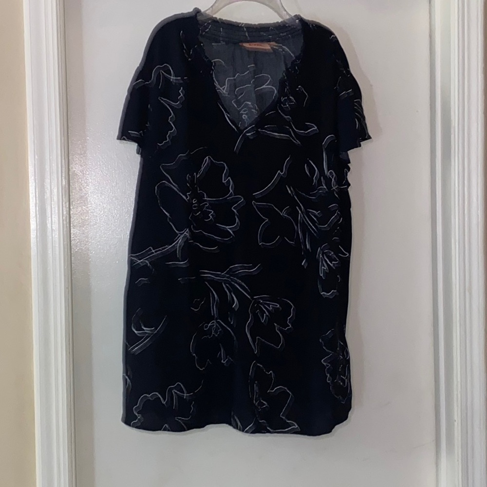 EUC EVRI Black w/white Floral Tunic Top Sz 2X